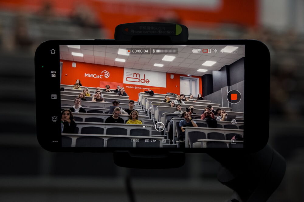 На фотографии члены Дизайн-клуба в аудитории