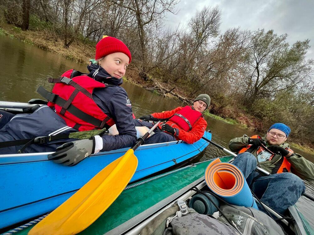 На фотографии члены турклуба на байдарках