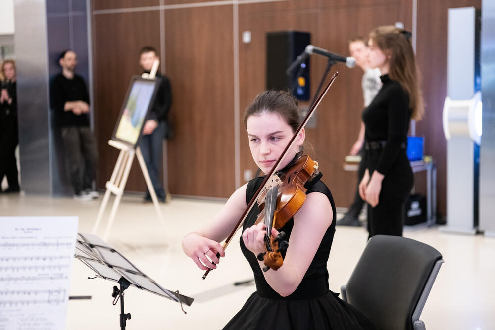 На изображении выступлении участника музыкальной судии