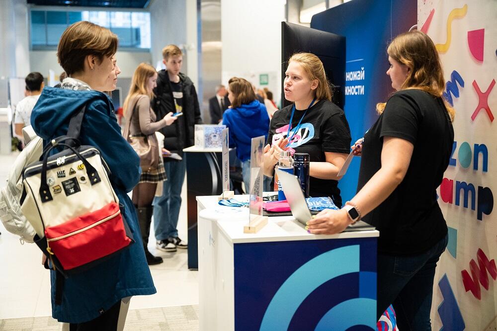 Студенты и представители компаний на ярмарке вакансий