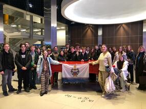 На изображении представлены участники профориентационной экскурсии для учащихся 9-11 классов