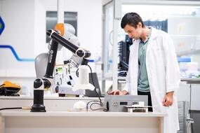 Ученый НИТУ МИСИС за работой