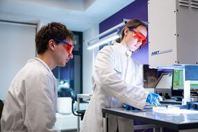 Ученые НИТУ МИСИС за работой