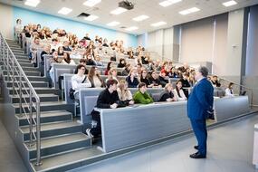 Абитуриенты и их родители слушают лекцию на Дне открытых дверей НИТУ МИСИС