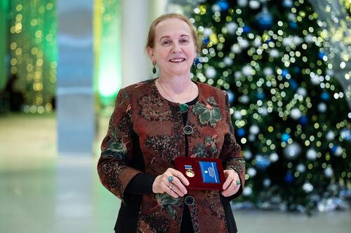 Профессор НИТУ МИСИС Елена Чантурия держит в руках почётный знак и удостоверение о присуждении премии Правительства РФ 2025 года в области науки и техники