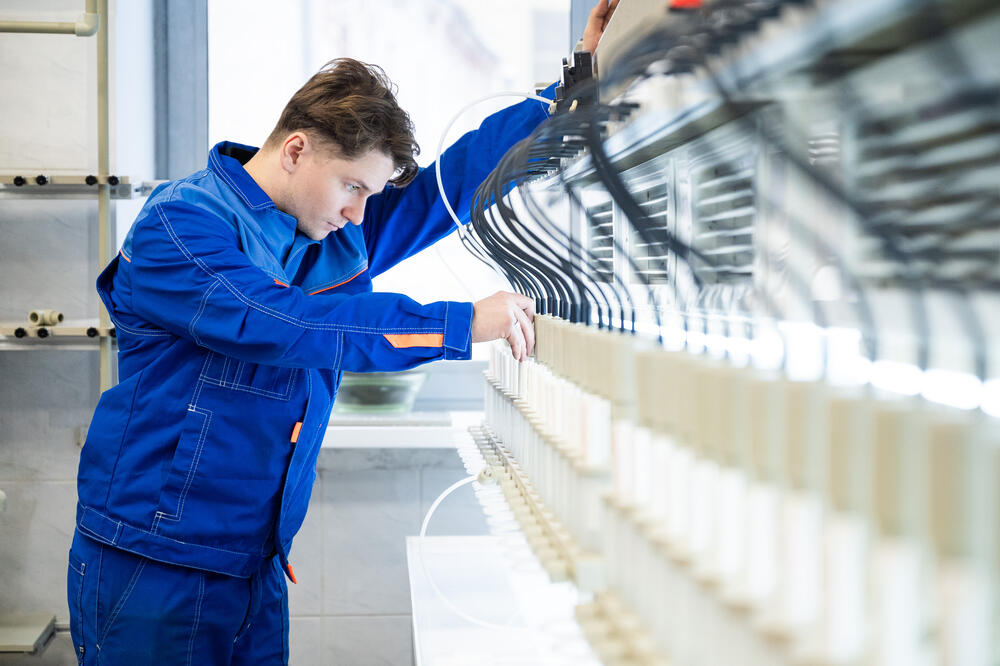 Сотрудник кафедры цветных металлов и золота НИТУ МИСИС следит за процессом сорбции в пульсационных колоннах