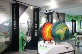 Экспонаты в зале «Космос. Вселенная. Жизнь» центра «Выставка «Железно!»