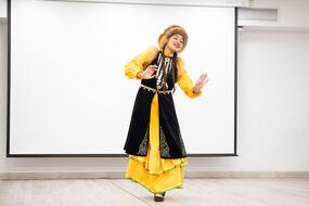 Девушка танцует в национальном башкирском костюме