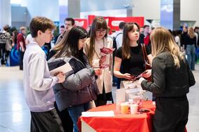 Студенты на весенней Ярмарке вакансий