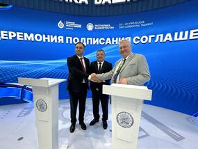 Проректор по науке НИТУ МИСИС Михаил Филонов подписывает соглашение на Иннопром Центральная Азия