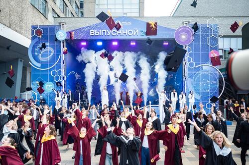 Выпускники подбрасывают конфедератки на выпускном МИСИС 2026
