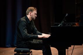 Солист Станислав Корчагин за роялем